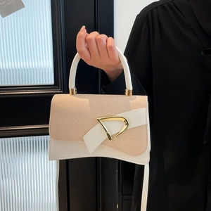 Detail of a white leather and straw woven crossbody bag with gold metallic buckle