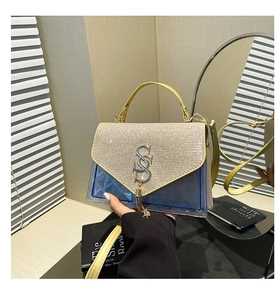 Detailaufnahme der blauen PVC-Tasche mit gelber Strassklappe und S-förmiger Metallschnalle