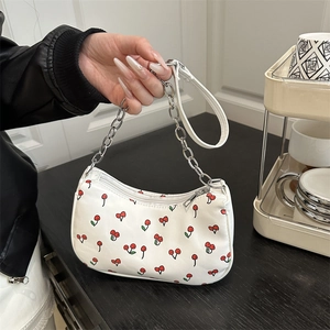Sac baguette blanc en similicuir avec motifs cerises et bandoulière chaîne