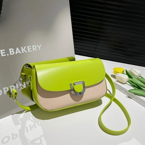 Sac sous les bras tendance en cuir vert et tissu tissé avec boucle argentée élégante