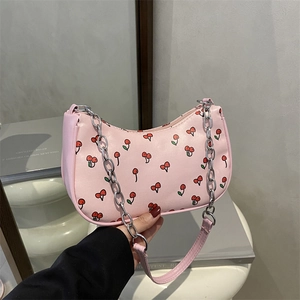 Sac sous le bras demi-lune rose avec imprimés cerises et bandoulière en chaîne