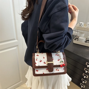 Borsa a tracolla bianca alla moda con stampa a ciliegia e cinturino marrone decorativo