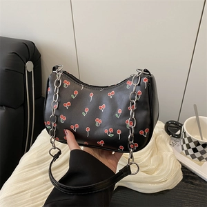 Sac à épaule noir minimaliste avec motif cerise et chaîne en métal argenté élégante