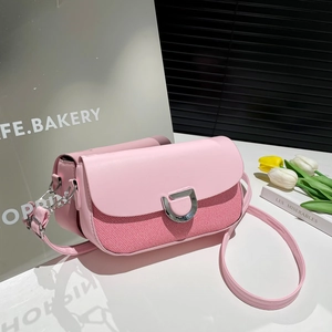 Sac sous le bras rose en patchwork avec boucle en D argentée et style élégant