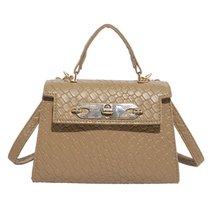 Sac à main trapèze kaki clair à motif animal avec fermoir doré et bandoulière réglable