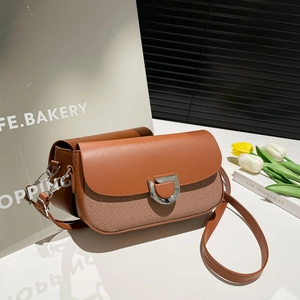 Sac sous le bras marron chic avec empiècements en toile et boucle D argentée