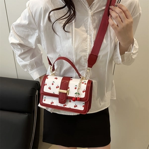 Borsa a tracolla bianca alla moda con stampe di ciliegie e fibbia metallica dorata