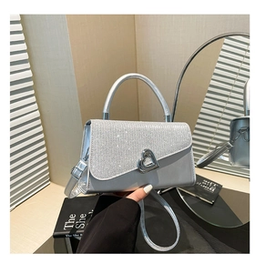 Sac à main argenté scintillant avec boucle en cœur et rabat orné de strass brillants
