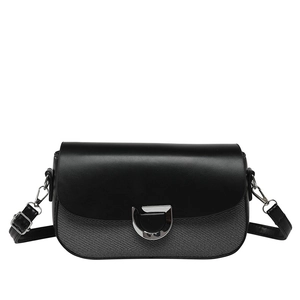 Sac à bandoulière bicolore chic avec corps en tissu gris et rabat noir avec boucle en D argentée