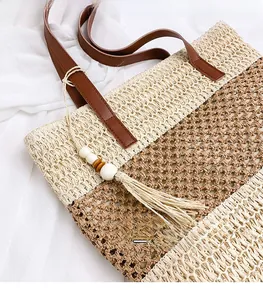 Detalle de textura de bolso de paja tejido con rayas y colgante de borla decorativo