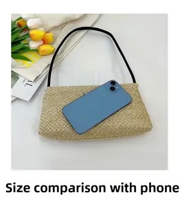 Comparaison de taille du sac à bandoulière en paille beige avec un smartphone