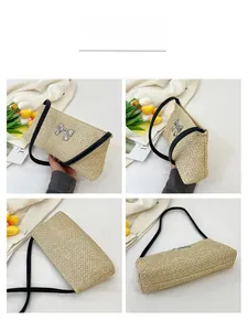 Détail du sac bandoulière en paille tissée avec nœud argenté et sangle en cuir