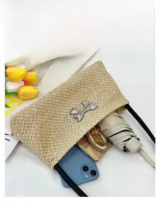 Vue intérieure montrant la capacité du sac en paille tissée avec détail de nœud en métal