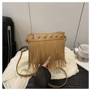 Dettaglio della borsa a tracolla kaki in ecopelle con rivetti e lunghe frange decorative