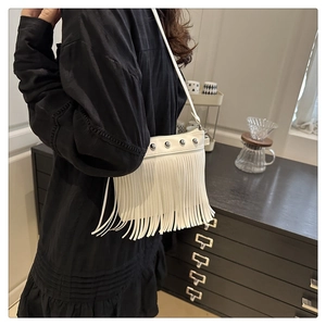 Borsa a tracolla bianca in pelle PU con borchie argentate e dettaglio di lunghe nappe