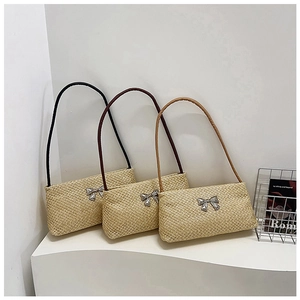 Détails de sacs à bandoulière en paille tressée en noir, marron foncé et beige clair