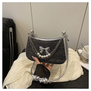 Détails du sac scintillant gris foncé avec nœud argenté, perles et chaînes élégantes
