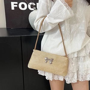 Sac à épaule en paille tressée beige avec nœud métallique et bandoulière brune