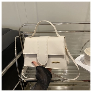 Détail du sac à main en cuir PU blanc avec logo JINGPIN doré et poignée supérieure