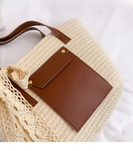 Gros plan détaillé du sac cabas tissé avec poignées en cuir et bordure en dentelle