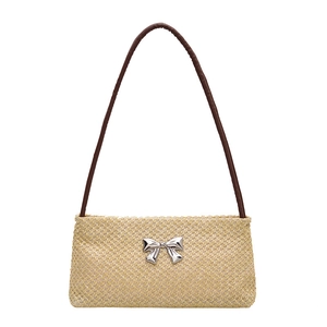 Sac bandoulière en paille tressée avec boucle nœud argenté et lanière marron