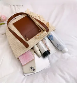 Détail intérieur montrant la grande capacité et la dentelle blanche du sac cabas tressé