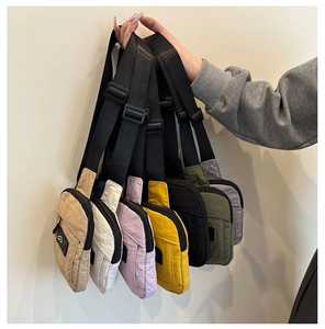 Dettagli di piccole borse a tracolla in nylon disponibili in sette colori diversi