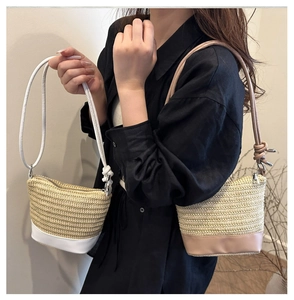 Détail de sacs bandoulière en paille tressée blanche et rose avec accents de cuir