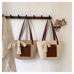 Grands sacs fourre-tout en paille tissée kaki et beige avec des nœuds en dentelle