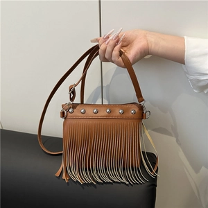 Borsa a tracolla marrone in ecopelle con lunghe frange e rivetti argentati stile boho