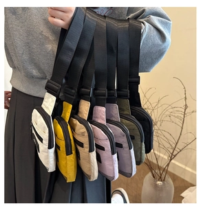 Dettaglio di mini borse a tracolla in nylon colorato con spallacci e tasche con zip