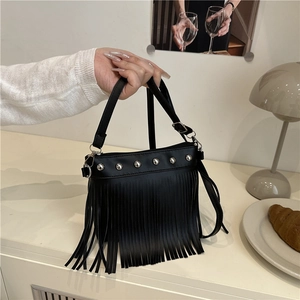 Borsa a spalla nera con nappe e borchie argentate con tracolla versatile in stile moderno