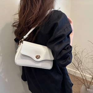 Sac à bandoulière chic blanc cassé avec fermoir doré rotatif et finition cuir épuré