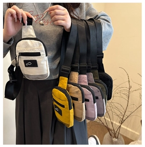 Dettaglio delle mini borse a tracolla in nylon colorato con tasche in rete e cinturino