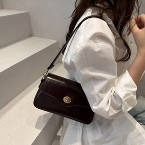 Sac à bandoulière carré marron foncé élégant avec boucle en métal doré