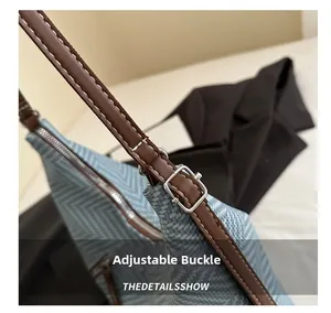Detalle de la correa de cuero ajustable con hebilla plateada en el bolso tejido