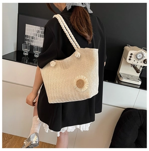 Borsa tote in paglia con applicazioni a girasole e manici in corda bianca in stile lifestyle