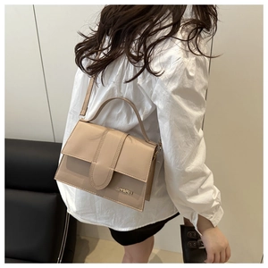 Vue détaillée d'un sac à rabat en similicuir beige avec logo JINGPIN doré sur un mannequin