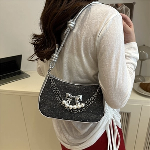 Sac à bandoulière noir brillant avec boucle papillon et chaîne à perles