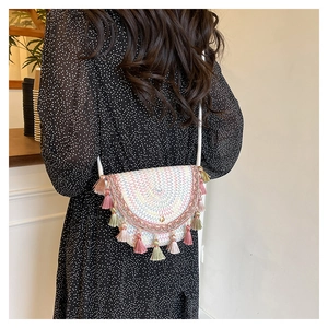 Dettaglio della borsa a tracolla intrecciata boho con frange colorate e trama a onde