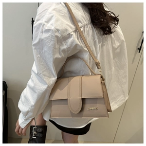 Détail du sac à main beige à rabat avec logo JINGPIN doré et bandoulière réglable
