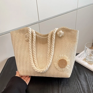 Borsa tote in paglia intrecciata con margherita e manici in corda di cotone estiva