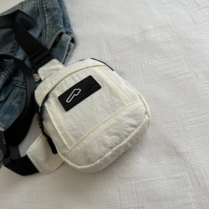 Marsupio in nylon bianco con tracolla nera regolabile e toppa con logo quadrato