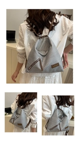 Detalle de la mochila con diseño de espiga, correas de cuero marrón y cremallera lateral