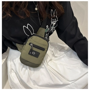Dettaglio della borsa a tracolla in nylon verde oliva con rete e tasche portaoggetti