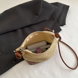 Sac bandoulière tissé main beige avec sangle brune montrant l'espace intérieur