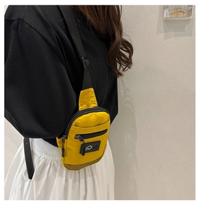 Dettaglio della borsa a tracolla in nylon giallo con tessuto impermeabile e mesh