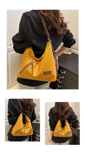 Detalle de bolso amarillo con estampado de espiga y correa ajustable con cremallera