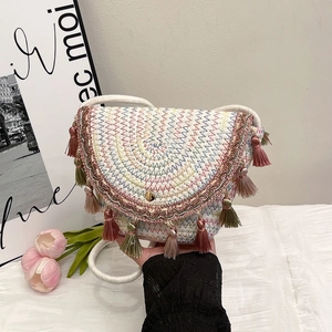 Borsa da spiaggia intrecciata colorata con frange bohémien e tracolla in corda bianca
