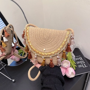 Borsa a tracolla intrecciata bohémien a semicerchio con nappe colorate e pizzo ricamato